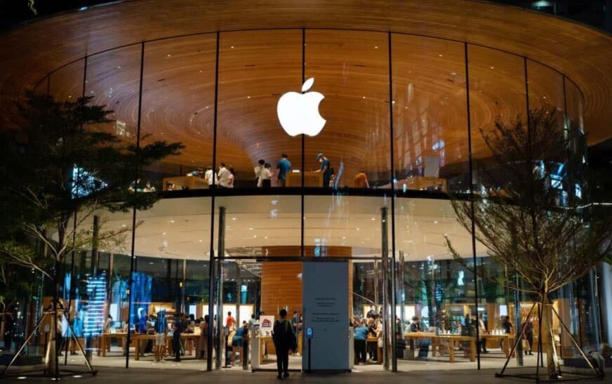 Apple fait face à une baisse de stock au milieu des menaces tarifaires alors que les clients se précipitent pour acheter des iPhones