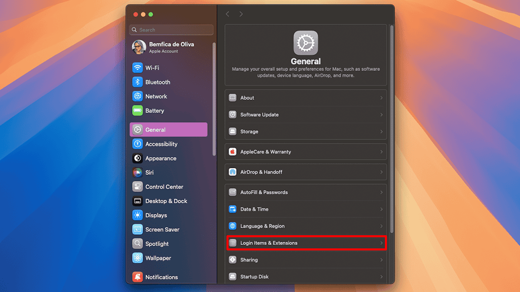 Application paramètres du système macOS Sequoia Affichage de l'onglet Général avec le bouton des éléments et des extensions de connexion surtout en surbrillance
