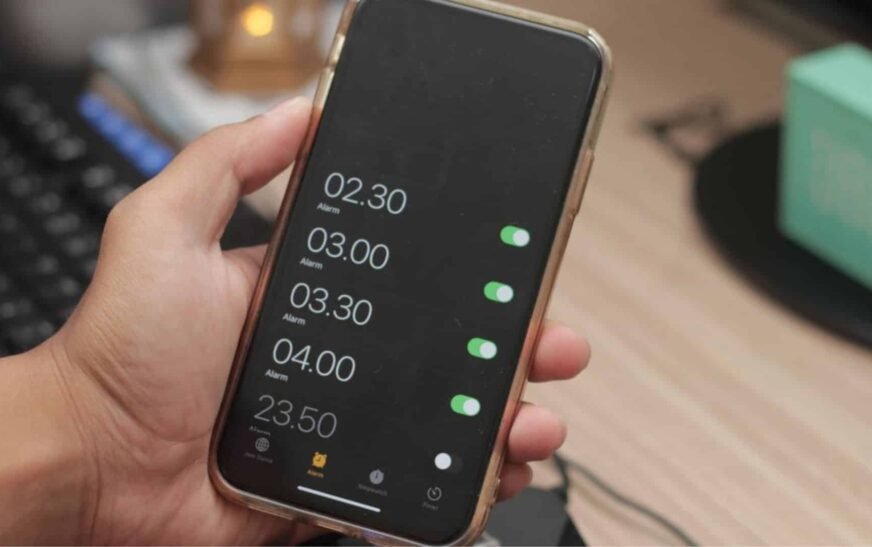 Alarme iOS vs horloge traditionnelle: qui est plus fiable?